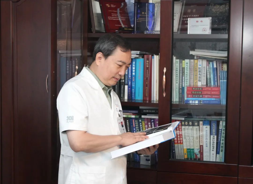 热血铸军魂科研为国需唐佩福头上的白发细数着他攻关的日夜眼里的血丝