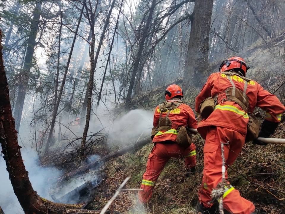 c视频丨直击雅江山火救援:消防员凌晨两点出动,用无人机扑灭悬崖火点
