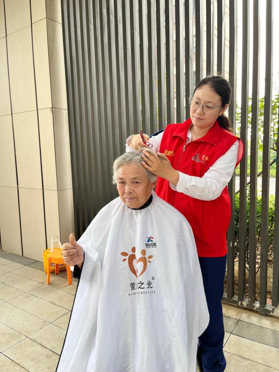 但是上了年纪腿脚不便,没想到咱们有轨电车志愿者能上门为我们服务,真