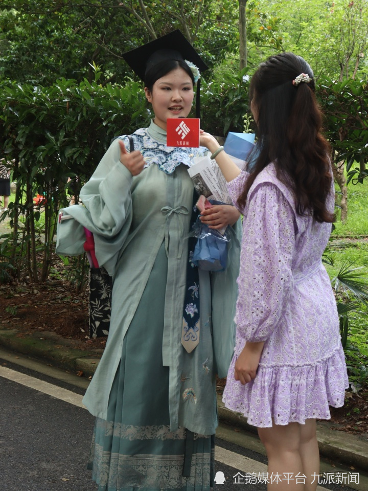 學(xué)士服畢業(yè)禮服_畢業(yè)典禮父母穿兒子學(xué)士服圓夢_畢業(yè)典禮學(xué)士服是學(xué)校發(fā)嗎