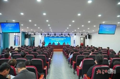 大江新闻讯（通讯员 杨 曦、李华丹）11月28日至30日，2025年江西省职业院校技能大赛新能源汽车整车装配技术赛项(高职组)在江西洪州职业学院举办。本次大赛由江西省教育厅主办，江西洪州职业学院承办，来自全省24所职业院校的72支参赛队伍齐聚丰城，同台竞技、切磋技艺，展现了新时代职业院校学生精湛的专业技能和昂扬的精神风貌。    作为江西省职业教育领域的重要赛事之一，本次赛项以“以赛促学、以赛促教