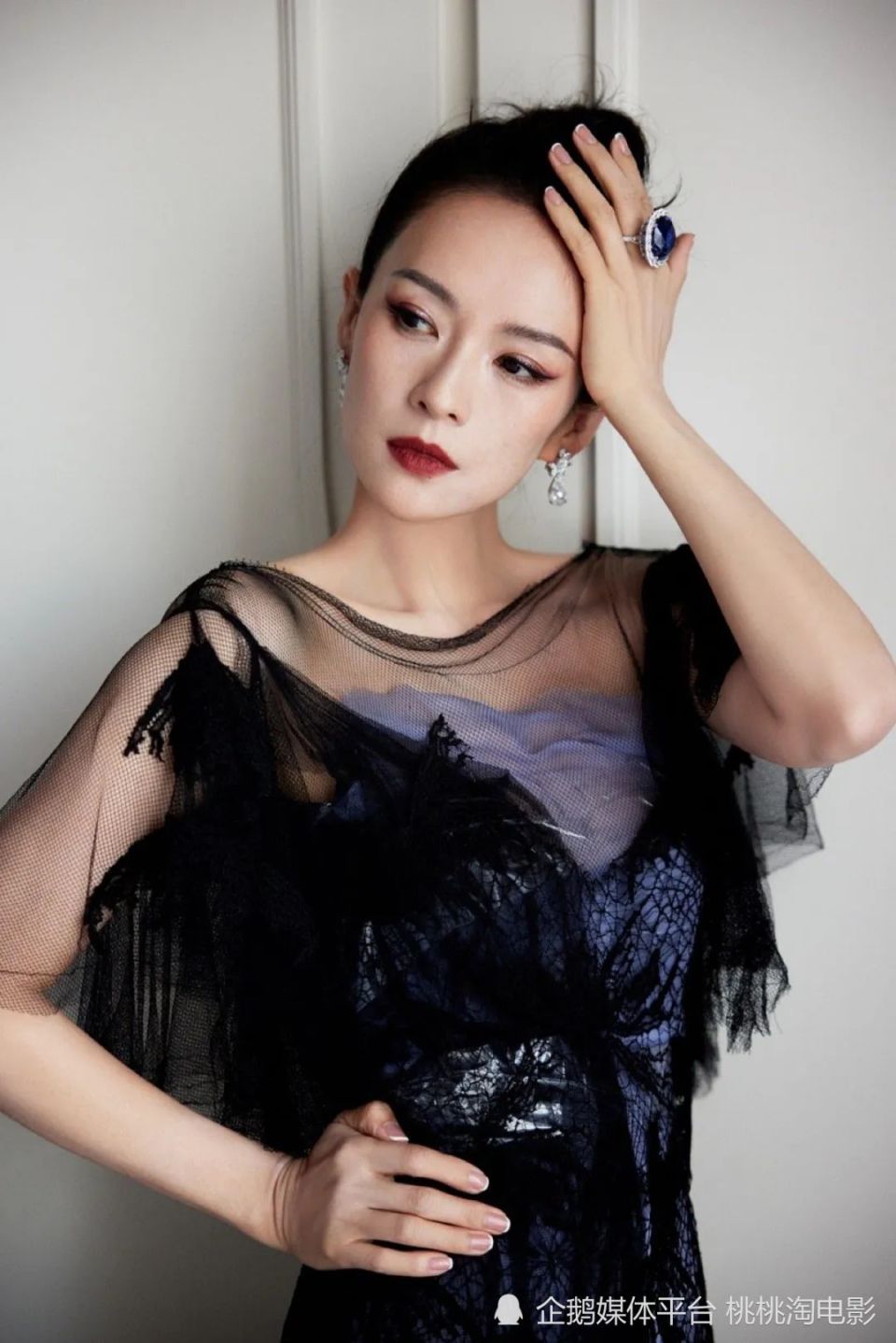 章子怡戛纳海边拍摄时尚大片,华服美钻光彩照人