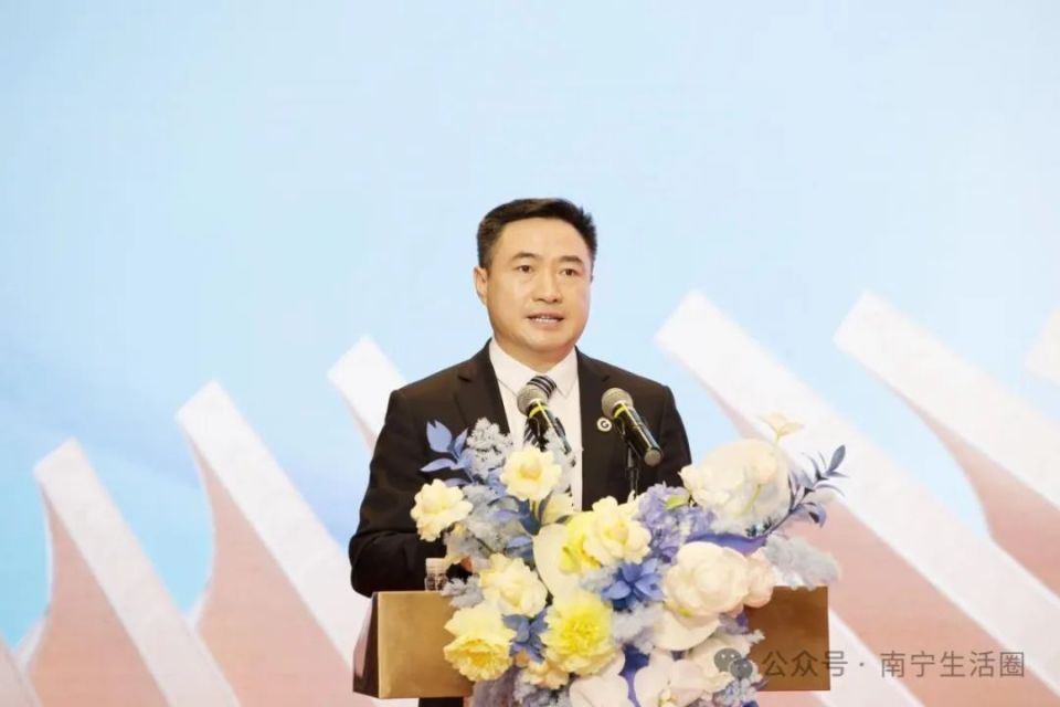 北港建设党委书记,董事长黄旭,万芊荟商管总经理徐辉代表双方签约