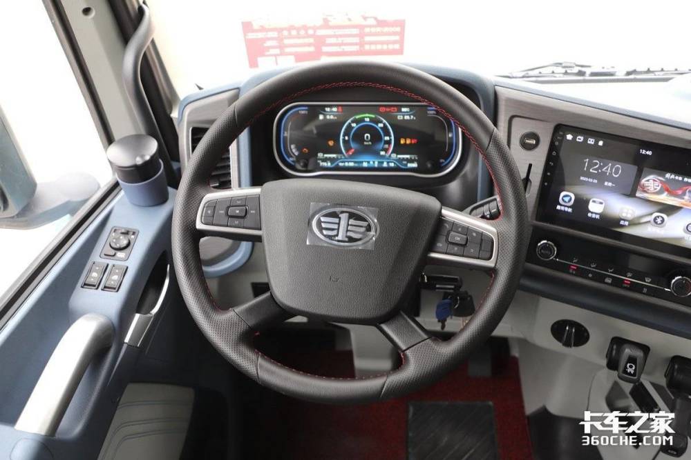 内饰全面升级更舒适610马力解放jh6智尊版牵引车卷出新高度