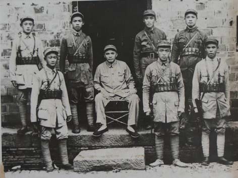 红25军战士全在十八岁以下,多为十二三岁至十六七岁的"娃娃兵",引起