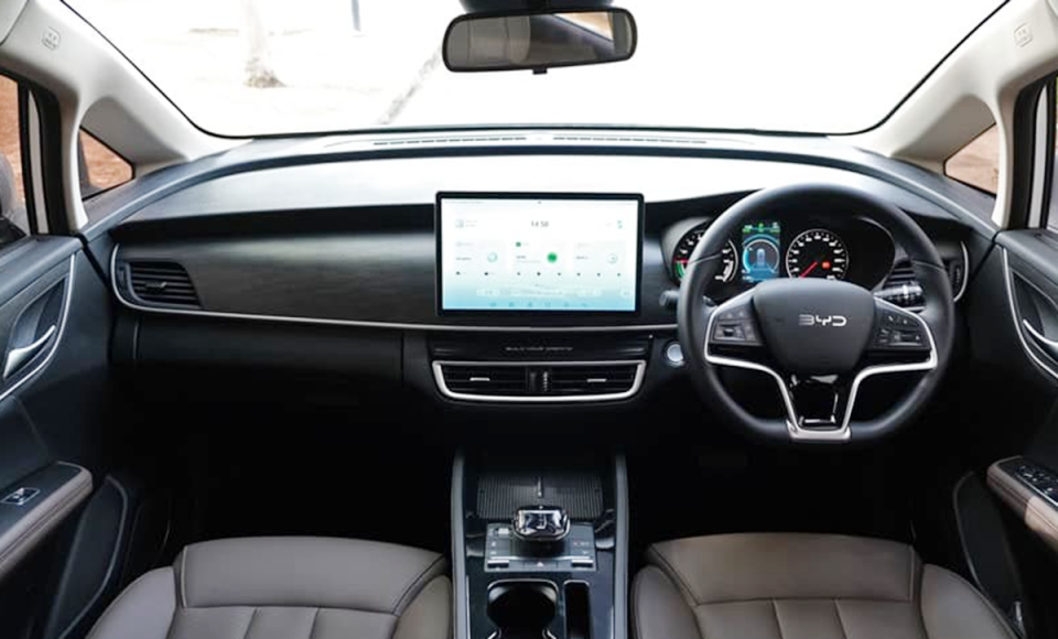 内饰部分,中控台整体造型布局也是和现款基本一致,出口版为右舵,方向