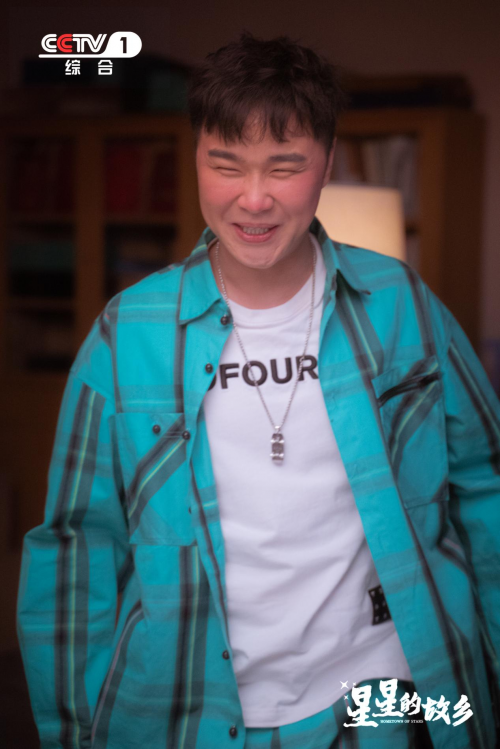 黄朝阳,男,1994年出生于浙江温州苍南.现为开心麻花签约演员,导演.