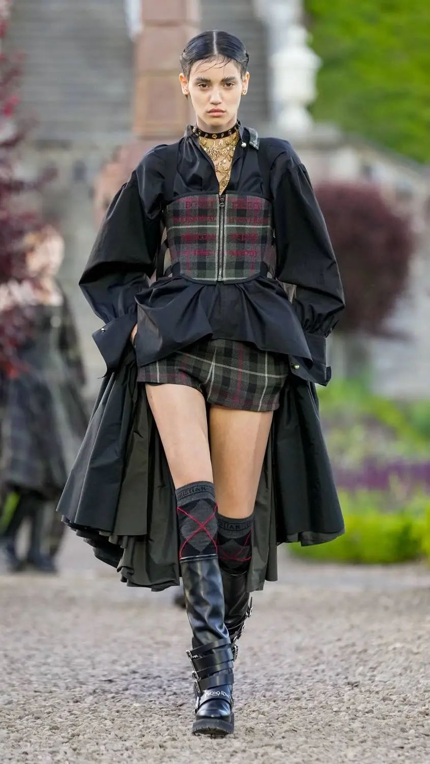 dior迪奥2025早春度假系列发布!(古堡花园掠影)