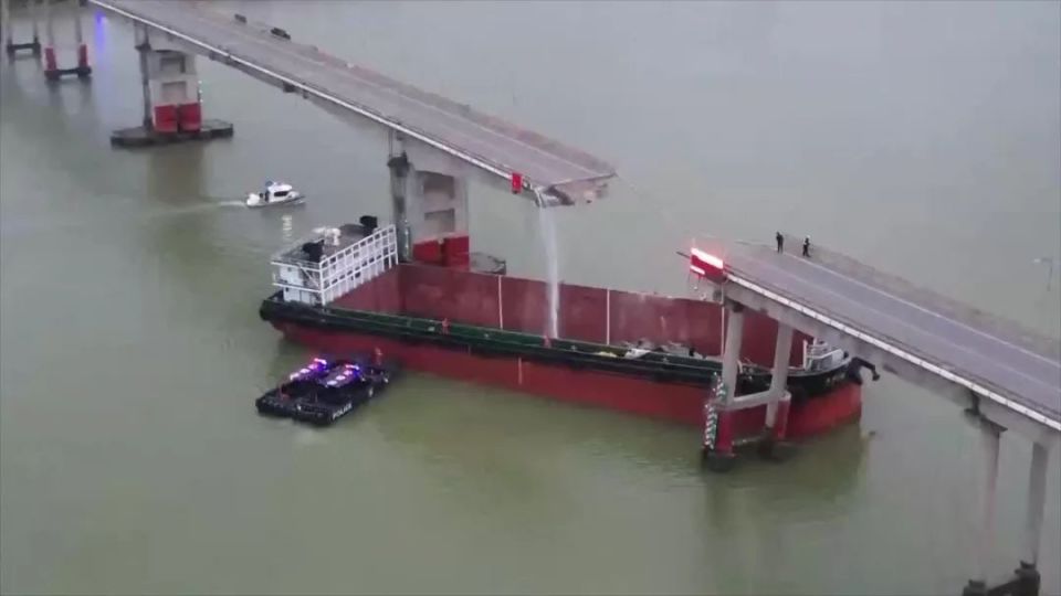 广州一大桥被船只撞断，近年中国船撞桥风险正持续上升_腾讯新闻