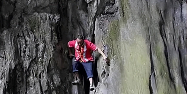 贵州神秘背尸人:背尸背棺材徒手攀悬崖峭壁,需三天