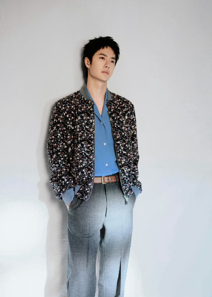 王一博头戴牛仔帽手拿头盔,复古与运动风的结合,神秘又优雅.