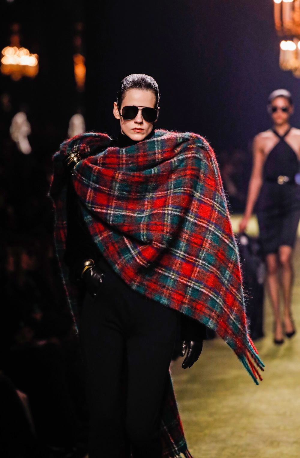 模特在法国巴黎时装周上展示圣罗兰品牌的2023