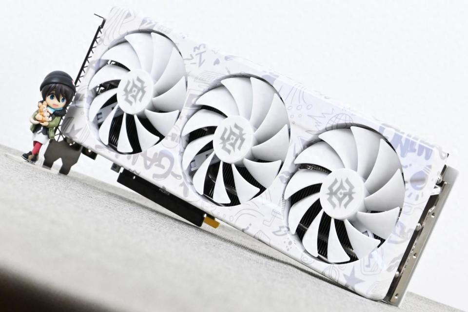 索泰rtx4070 x-gaming欧泊白显卡开箱试玩:纯白低温性能好_腾讯新闻