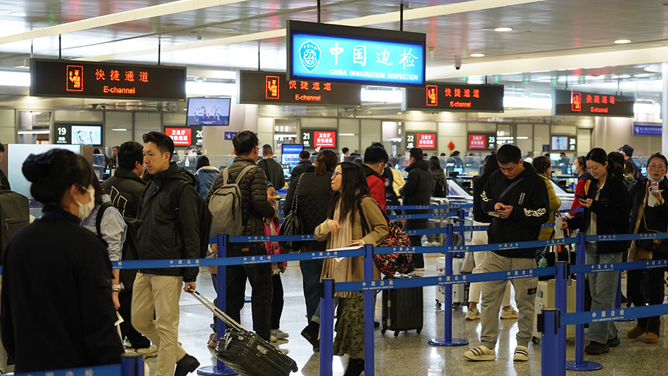 2024年春运启幕,浦东国际机场口岸迎来了出入境客流高峰,来自上海机场