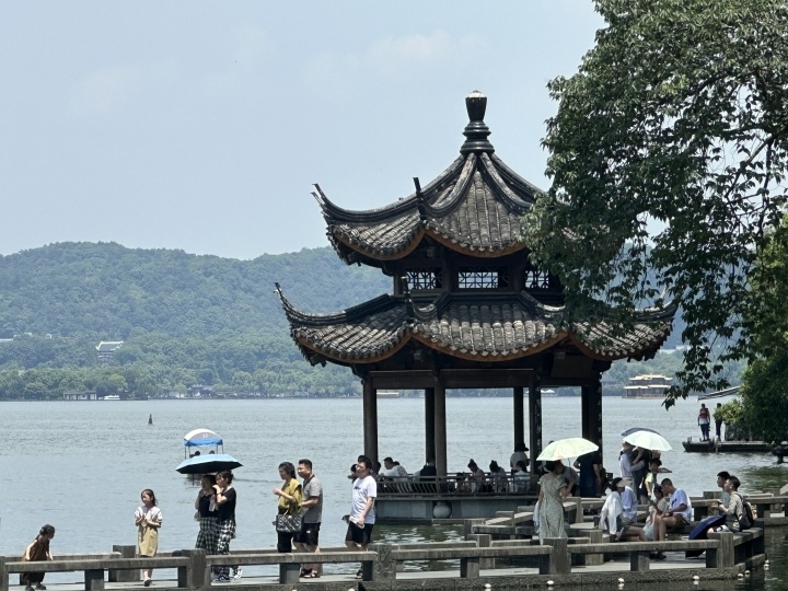 安全西湖边夕影亭沉降倾斜景区亭子无问题可正常进入