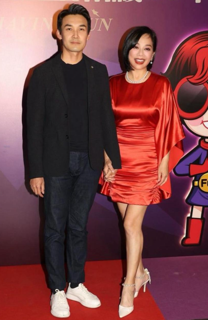 陈松伶夫妇回港大宴宾客小鲜肉老公体贴入微同框亮相身高差抢镜