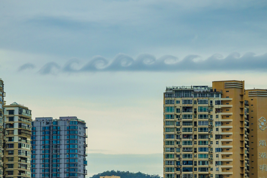 犹如一道海浪浮于空中厦门现10分钟迭浪云景