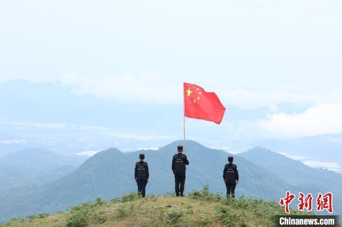 云南盈江:巡边小队中缅边境开展巡逻踏查