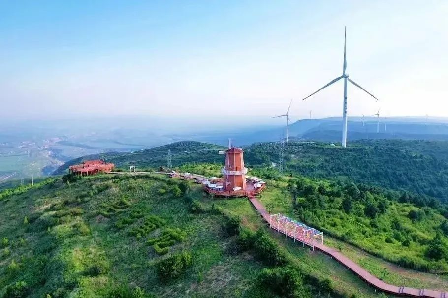 "在界头庙镇的16号风机下,风车小镇云晖咖啡馆负责人李戈介绍道,风车