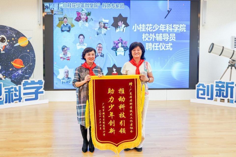 后续,他们将定期走进桂花岗校园,开展前沿高端的科普讲座,点亮青少年