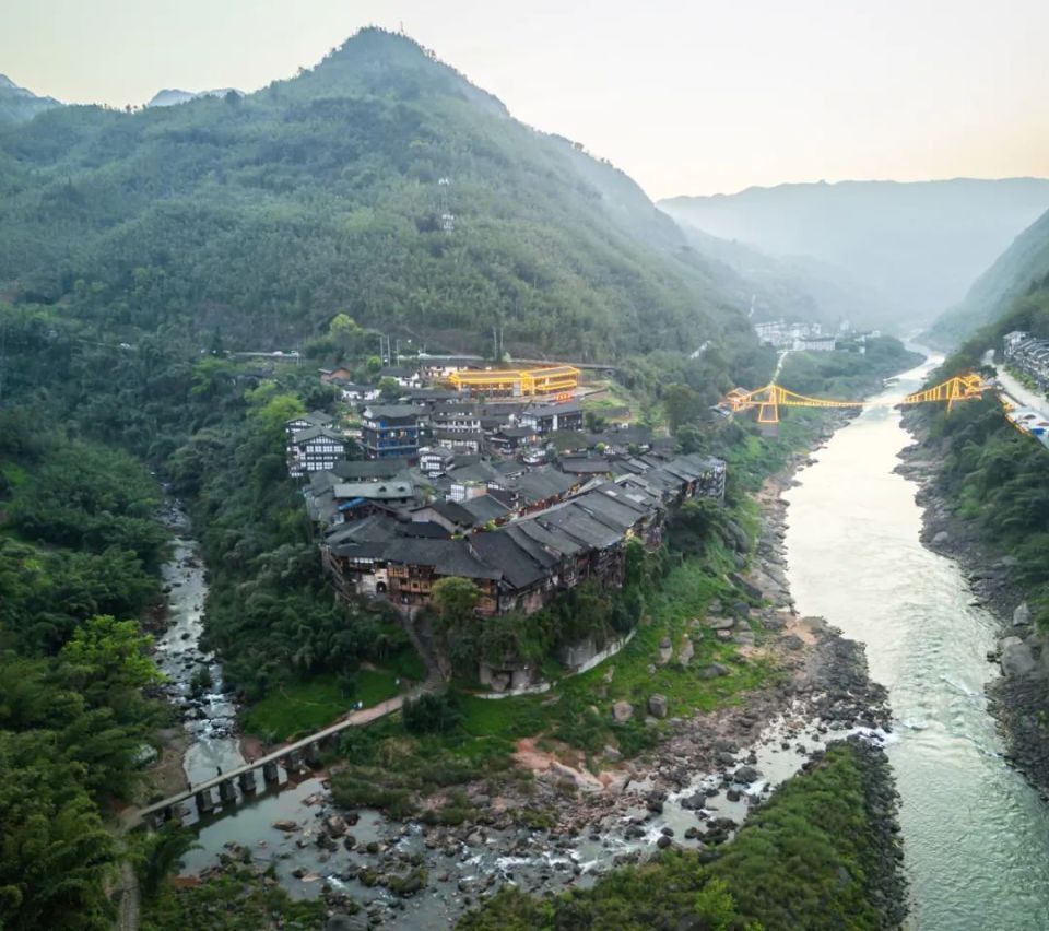 最"红"的贵州小城,藏着夏日看水天花板