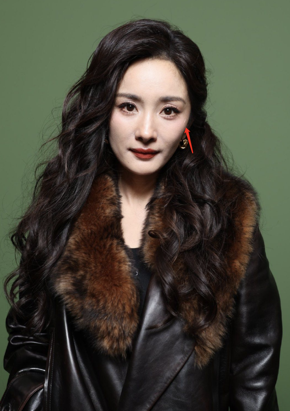 巴黎时装周:杨幂眼角伤疤明显,杨超越穿搭翻车,刘雨昕待遇高