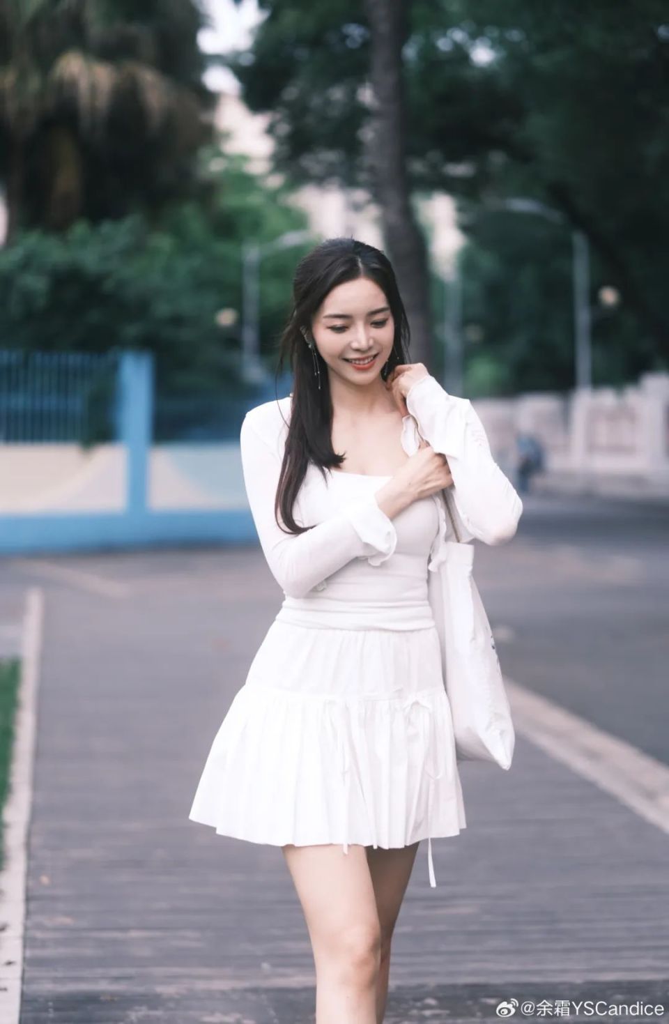 【lpl老婆】余霜来到四川大学,青春洋溢好像女大学生