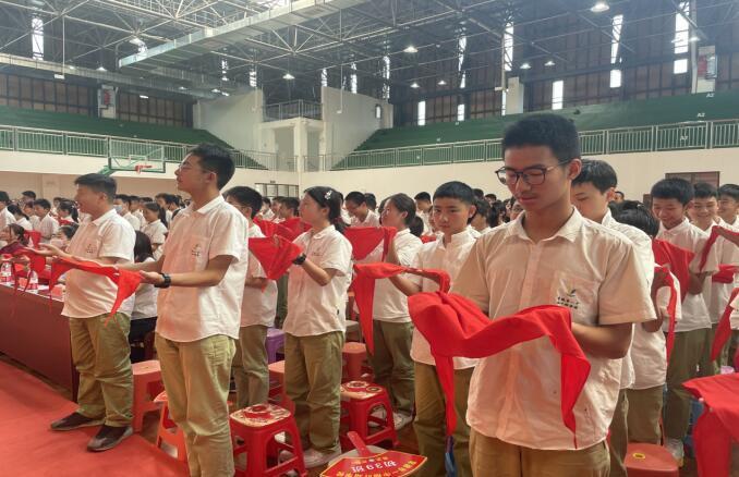 常德市一中柳叶湖学校举行离队入团暨十四岁青春仪式