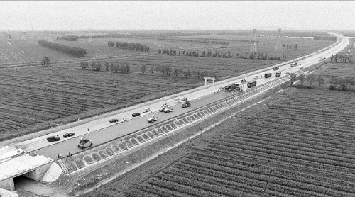 连宿高速公路徐圩至灌云段抗裂型水稳基层试验段总长700米,平均宽度12