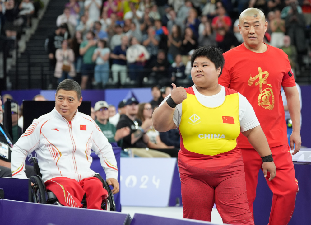 举重——女子86公斤级:郑飞飞获银牌