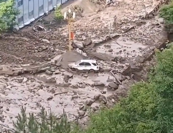 2人失联!四川雅江突发泥石流