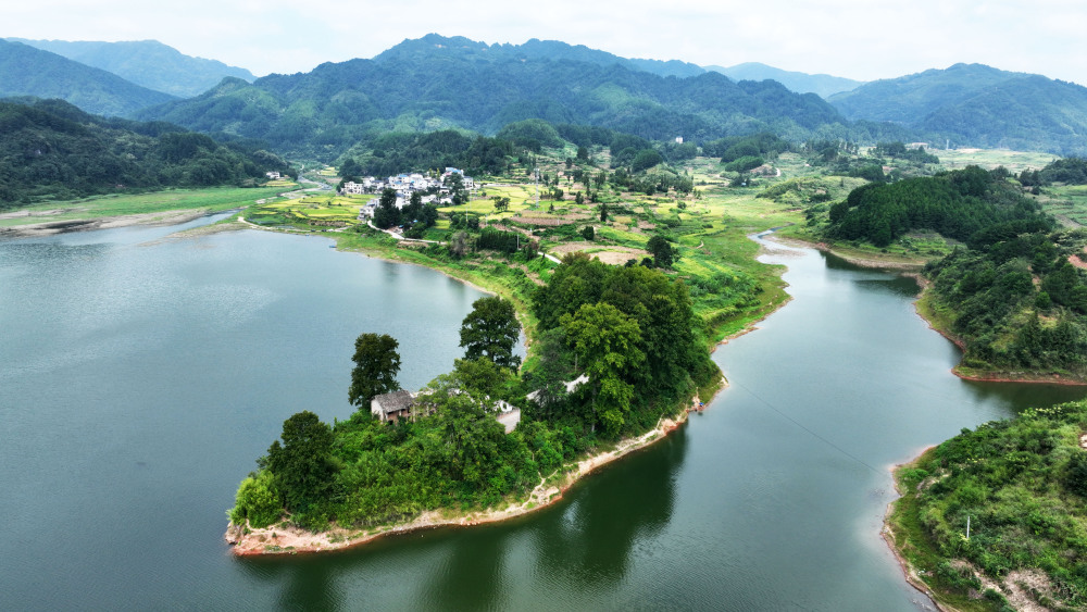 9月6日拍摄的贵州省黔东南苗族侗族自治州黄平县旧州镇13阳湖畔美景