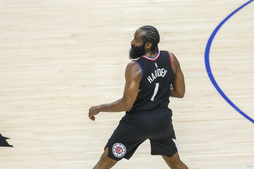 疯狂喂饼哈登半场10中6拿下17分4板8助正负值18两队最高