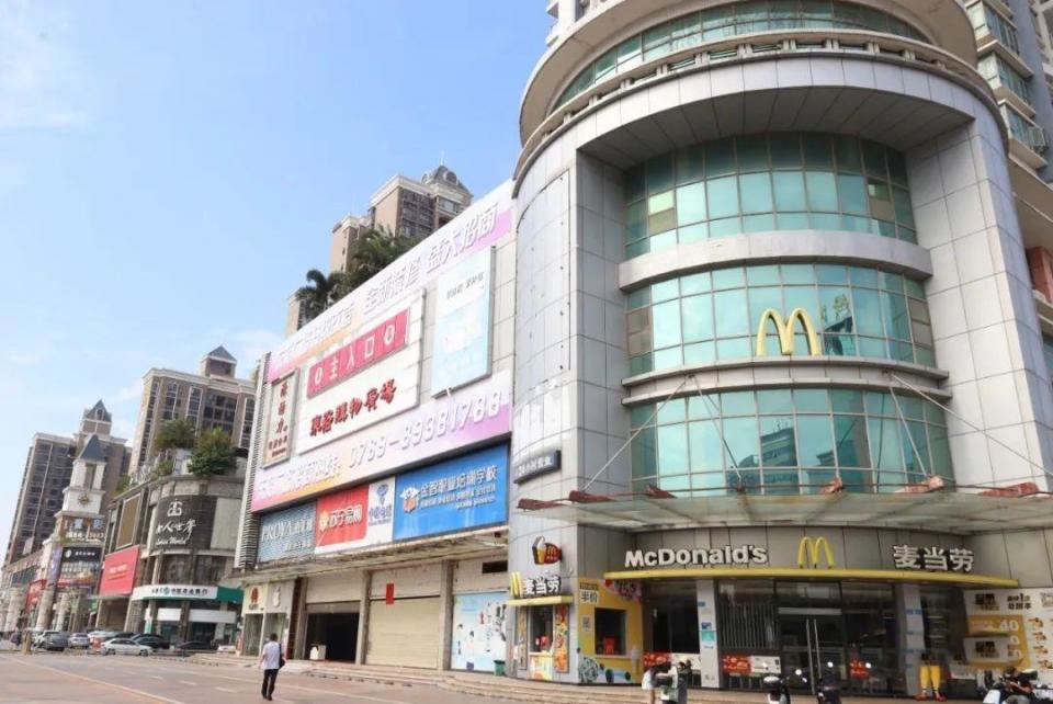 东莞东坑镇打造两处户外广告招牌示范街