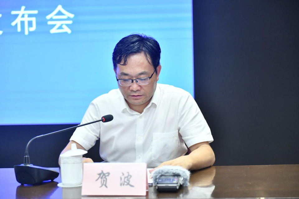 贺波说,"robo boat"的"新"主要体现在两个方面,"新能源驱动"和"新材料