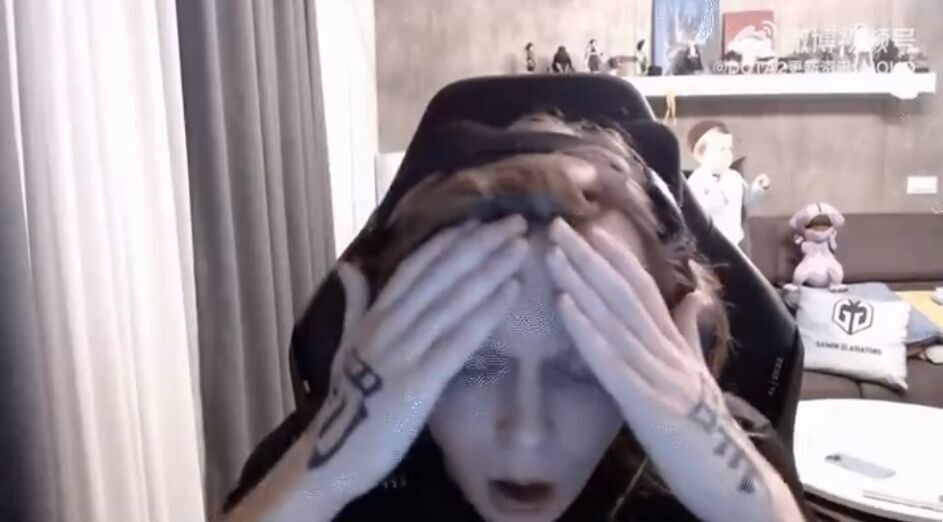 当臭臭圣剑pa被焦哥弹死,这表情配合手上的纹身,节目效果拉满只能说