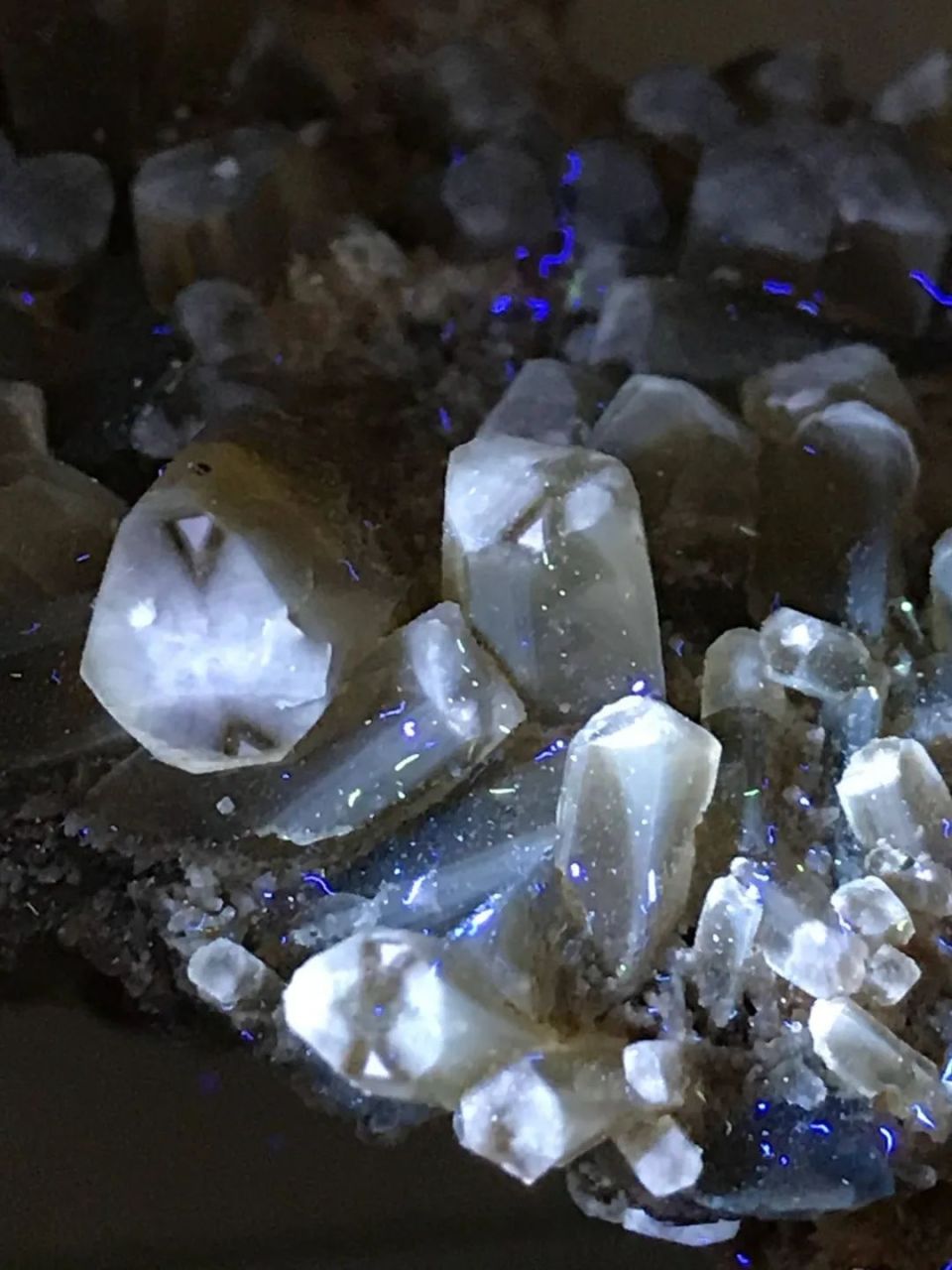 荧光的矿石是什么在发光 ,可以亮多久?