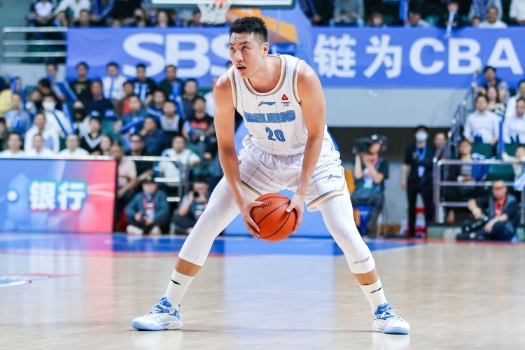 带病上阵工作室翟晓川知队友受伤主动请缨输液完就赶去球馆