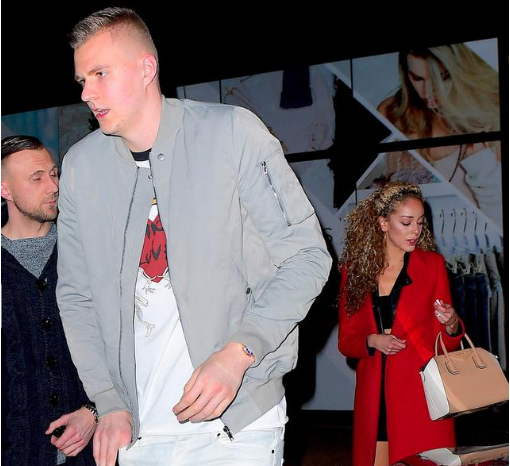 除此之外,根据名记迈克-费舍尔昔日爆料,独行侠很多球员都认为波尔津