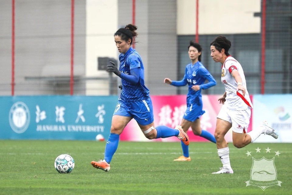 宋端凭借在武汉女足的表现再次入选中国女足.