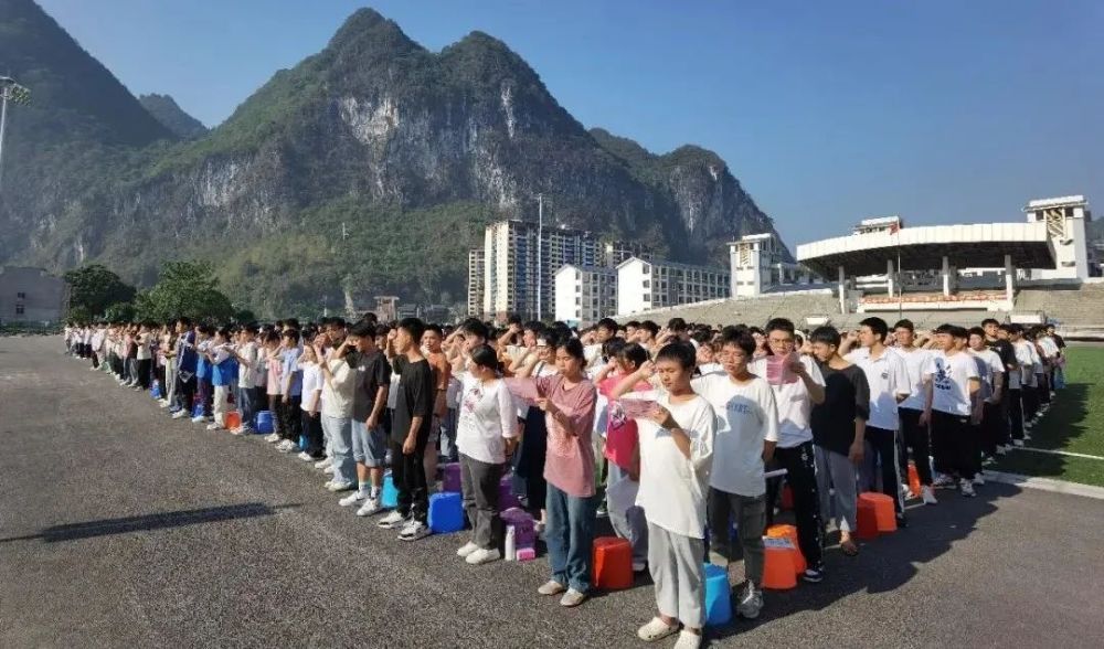 铮铮誓言扬斗志,厉兵秣马谱华章——凌云县中学举行2023届4月份市统测