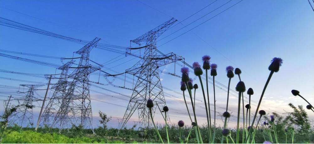 送出工程启动调试工作正式开始,主控室内工作人员与华北网调积极联系