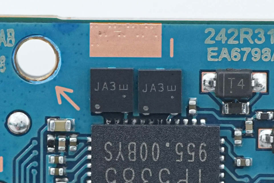 两颗丝印ja3的tvs二极管用于芯片内部驱动器供电过压保护.4.