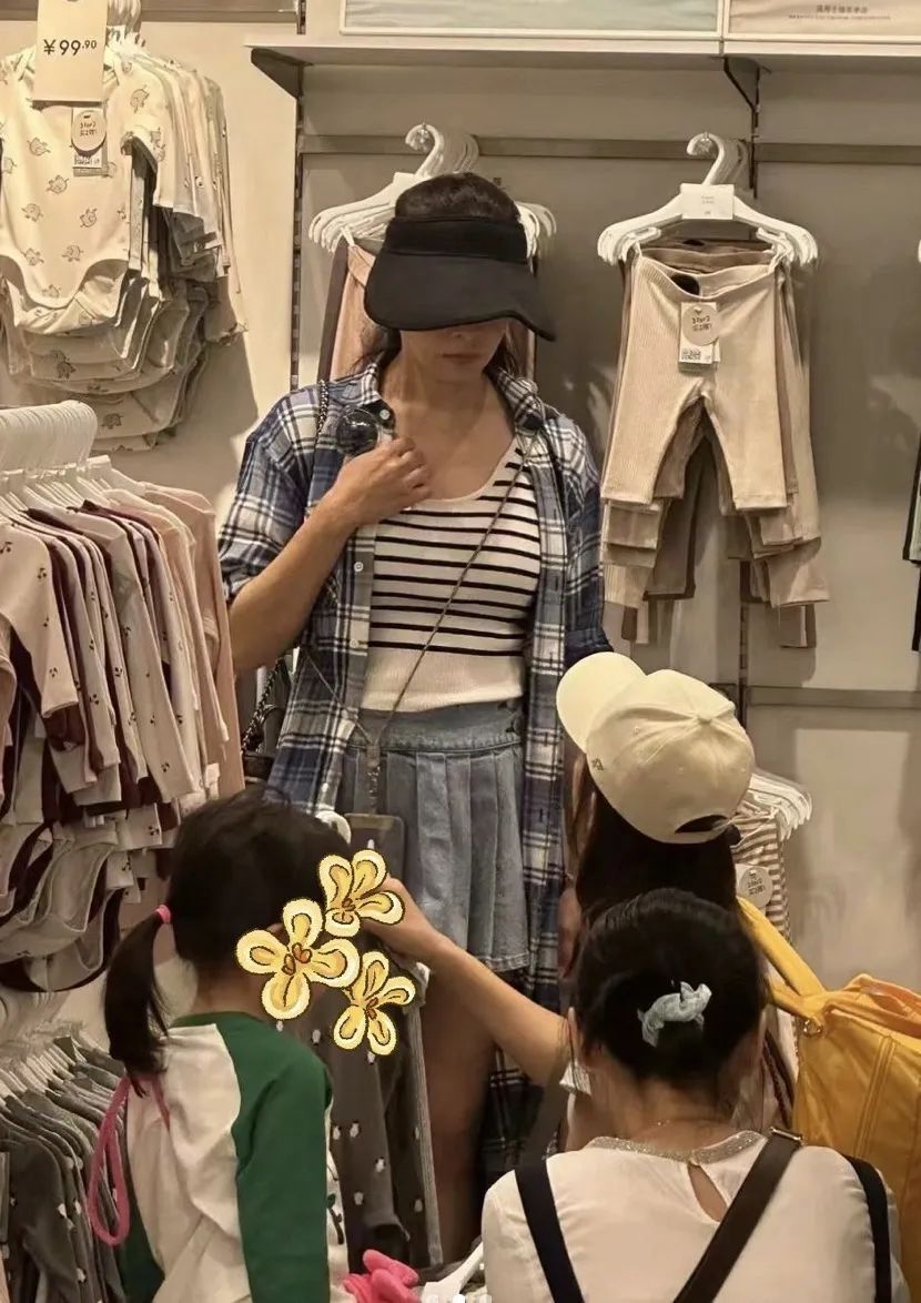 杨怡和胞姐杨卓娜逛街被偶遇，两姐妹打扮朴素，与粉丝合影超亲切_腾讯新闻