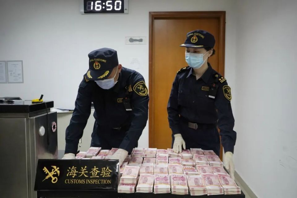 一跨境司机把客车当"运钞车",出境被查获_腾讯新闻