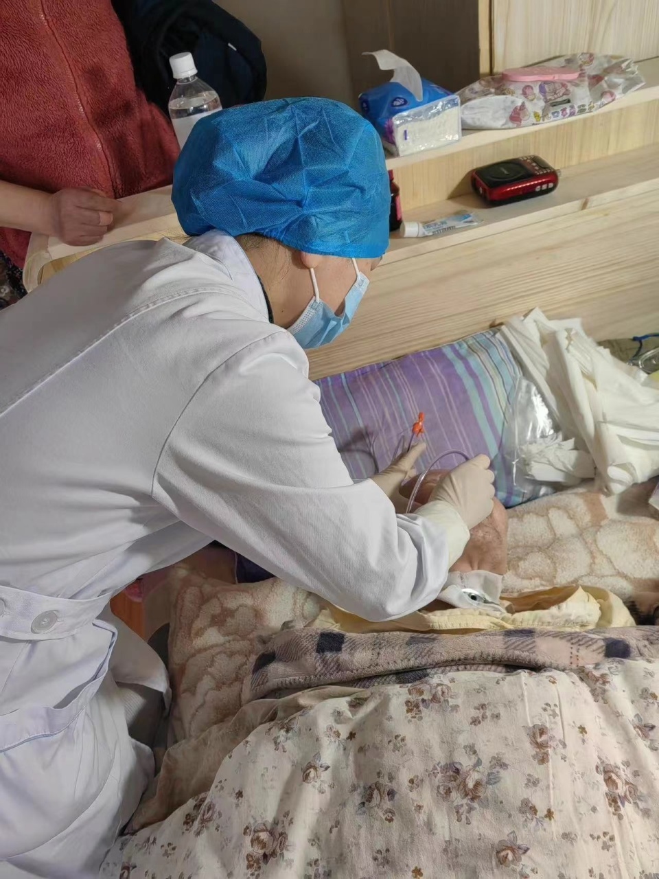 一个电话立即出发,硚口社卫中心护士上门护理瘫痪老人_腾讯新闻