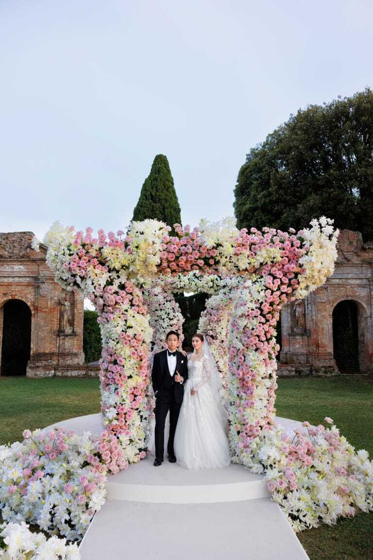 中国香港女演员吴千语和施伯雄婚礼穿着 jimmy choo 婚嫁系列