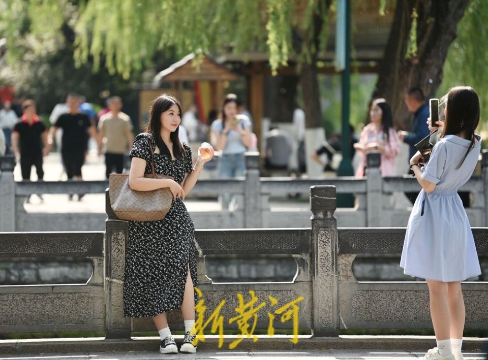 济南护城河畔夏意浓,游客泉边戏水享清凉 | 新黄河镜相