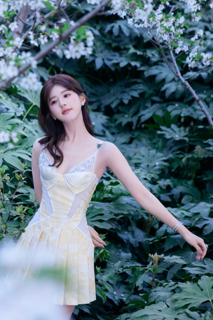 赵露思高定短裙惊艳亮相,奶黄色造型尽显甜美风范