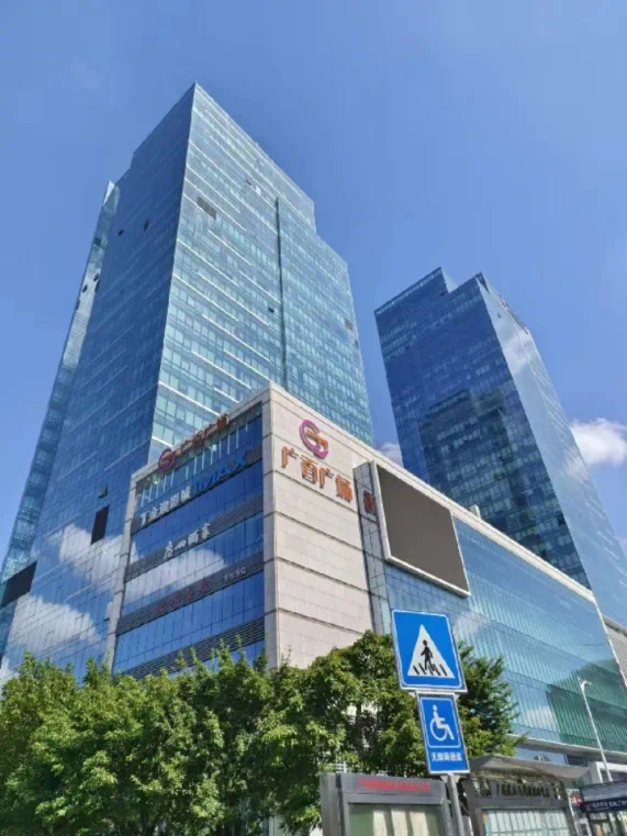 地铁直达,紧邻客运站,荔胜广百广场交通便利,是涵盖餐饮,零售,娱乐